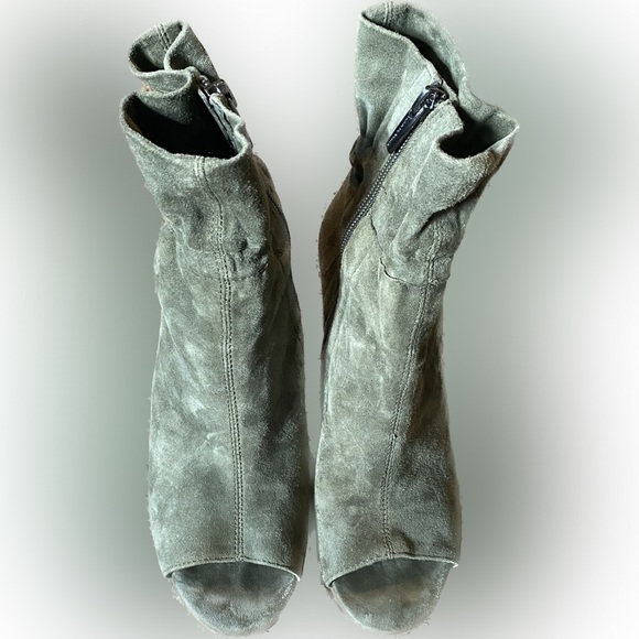 Vince Camuto olive green peep toe ankle boots - Picture 4 of 4